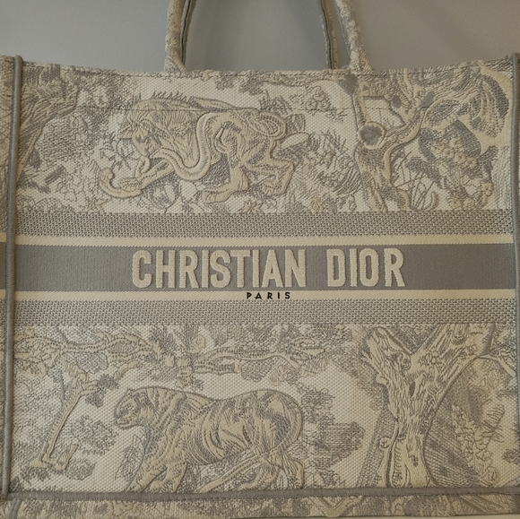 Dior Handbags - Dior tote large embroidery